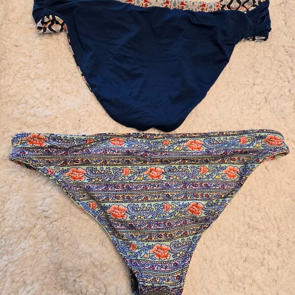 2-4 FOR 1 BUNDLE REVERSIBLE BIKINI BOTTOMS-LIKE NEW-2 BOTTOMS-4 LOOKS-1 PRICE! - Picture 6 of 9